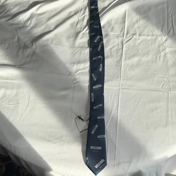 $125 Moschino Navy Moschino Milano Print Silk Tie NWT - Picture 4 of 7